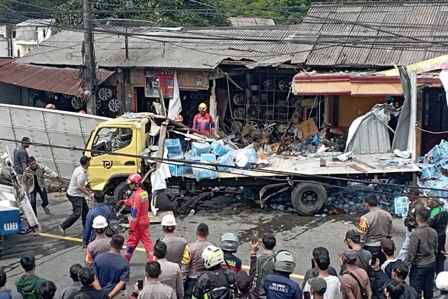 Truk yang kecelakaan di Cisarua, dievakuasi, Selasa (23/1/2024). Foto: kumparan