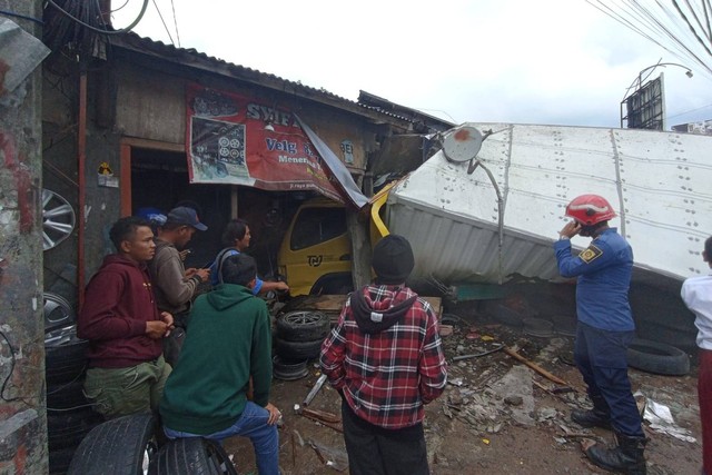 Truk yang kecelakaan di Cisarua, dievakuasi, Selasa (23/1/2024). Foto: kumparan