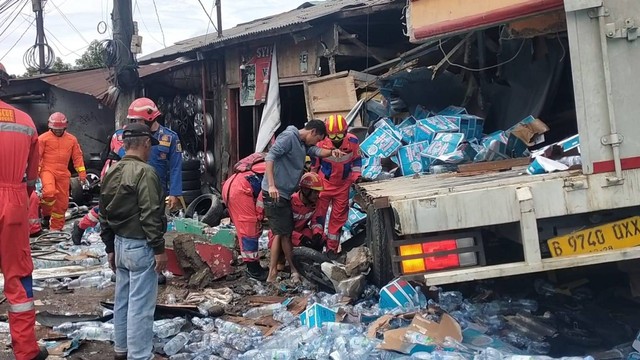 Kecelakaan beruntun di ruas Jalan Raya Tugu, Kecamatan Cisarua, Kabupaten Bogor, Jawa Barat, Selasa (23/1/2024). Foto: kumparan