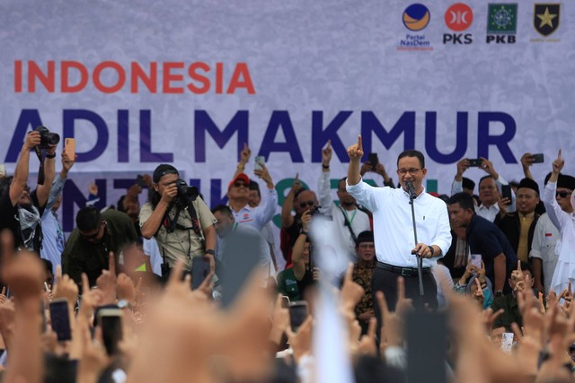 Calon presiden nomer urut 1 Anies Baswedan menyampaikan orasi saat kampanye terbuka di Lapangan Jambidan, Bantul, DI Yogyakarta, Selasa (23/1/2024). Foto: Nyoman Hendra Wibowo/ANTARA FOTO