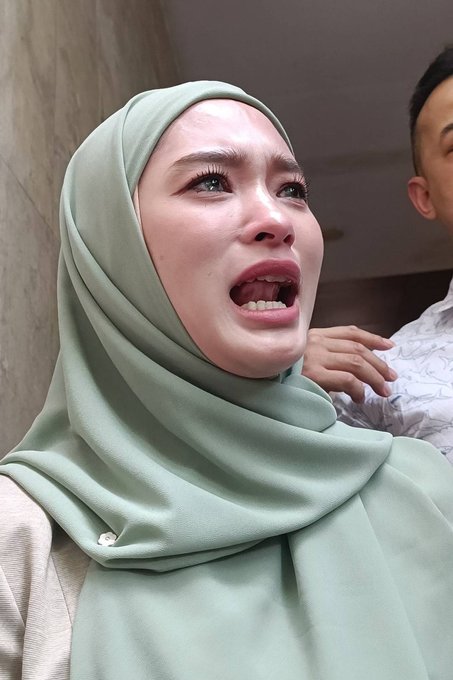 Inara Rusli usai jalani pemeriksaan soal Kasus Ilegal Akses, Polda Metro Jaya, Jakarta, Selasa (23/1/2024). Foto: Giovanni/kumparan