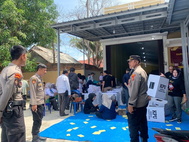 Polresta Bandar Lampung saat monitor dan pengamanan proses packing kotak suara logistik pemilu 2024 di gudang logistik Komisi Pemilihan Umum (KPU) Kota Bandar Lampung. | Foto: Dok Humas Polresta Bandar Lampung