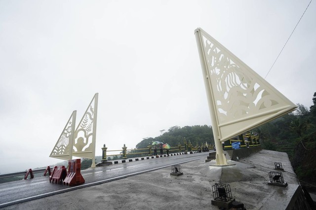 Jembatan Jalan Tawang - Ngalang di Nglangeran, Patuk, Gunungkidul, saat diresmikan Sultan Hamengku Buwono X, Kamis (18/1/2024). Foto: Pemda DIY