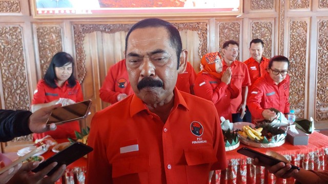 FX Rudy memberi keterangan usai potong tumpeng merayakan ultah Megawati ke-77 di rumahnya. Foto: kumparan