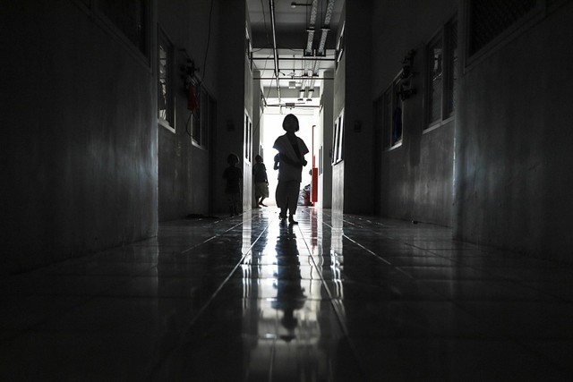 Siluet seorang anak yang berjalan di salah satu lorong Kampung Susun Bayam (KSB), Jakarta Utara. Foto: Iqbal Firdaus/kumparan