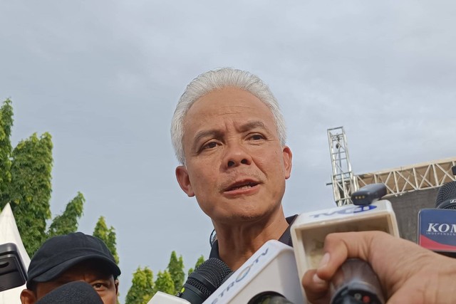 Capres nomor urut 03, Ganjar Pranowo saat ditemui wartawan usai menghadiri Hajatan Rakyat Kendal, Jawa Tengah, Selasa (23/1/2024). Foto: Fadhil Pramudya/kumparan