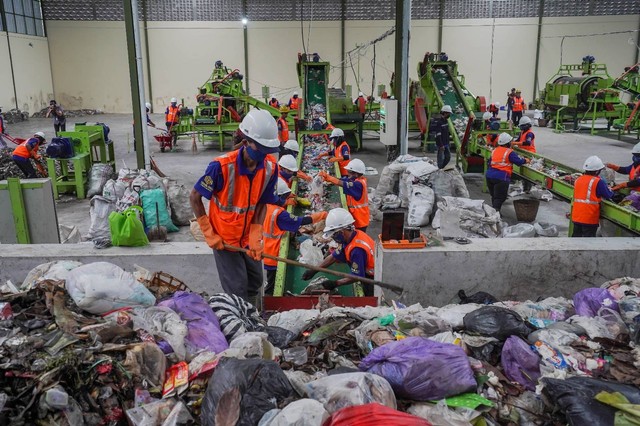 Proses pengolahan sampah di TPST Tamanmartani. Foto: Dok. Pemda DIY