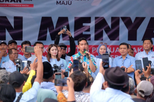 Cawapres 02, Gibran Rakabuming Raka melanjutkan kampanye di Wonogiri dengan menemui masyarakat yang berkumpul di Desa Ngadirejo Kidul, Selasa (23/1/2024). Foto: Dok. Istimewa