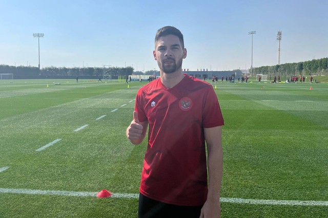 Sandy Walsh dalam sesi latihan Timnas Indonesia di Doha, Qatar, Selasa (23/1/2024). Foto: Soni Insan Bagus/kumparan