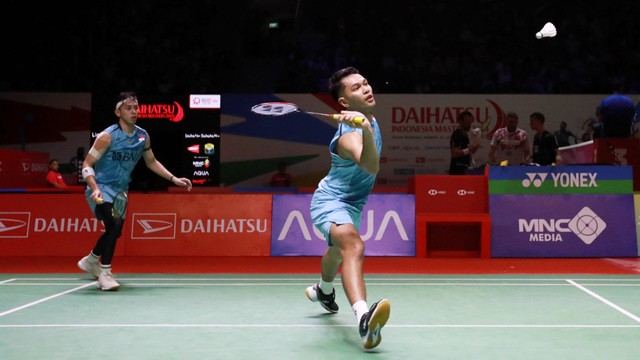 Ganda putra Indonesia Fajar Alfian dan Muhammad Rian Ardianto saat melawan ganda putra Taiwan Lee Jhe-Huei dan Yang Po-Hsua pada Daihatsu Indonesia Masters 2024 di Istora Senayan, Jakarta, Selasa (23/1/2024). Foto: Aditia Noviansyah/kumparan