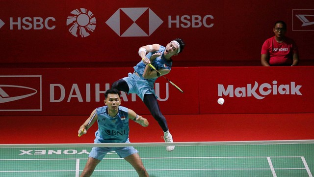 Ganda putra Indonesia Fajar Alfian dan Muhammad Rian Ardianto saat melawan ganda putra Taiwan Lee Jhe-Huei dan Yang Po-Hsua pada Daihatsu Indonesia Masters 2024 di Istora Senayan, Jakarta, Selasa (23/1/2024). Foto: Aditia Noviansyah/kumparan