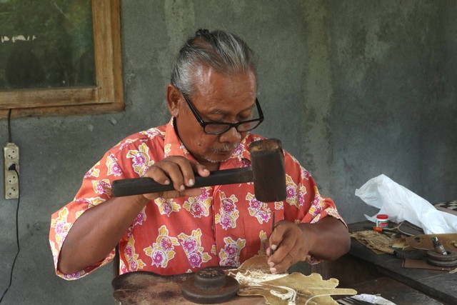 Suroso (65 Tahun), perajin wayang kulit. (Foto: Devana Eka Saputri)