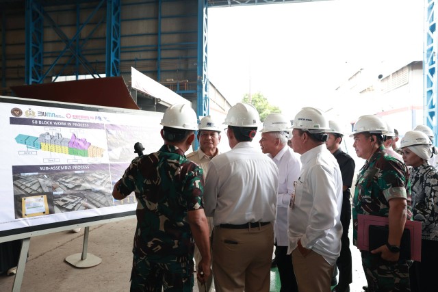 Menteri Pertahanan Prabowo Subianto mengunjungi PT PAL Indonesia untuk meninjau progres pembangunan kapal fregat 'Merah Putih' di Dermaga Divisi Kapal Niaga, Surabaya, Selasa (23/1/2024). Foto: Dok. Istimewa