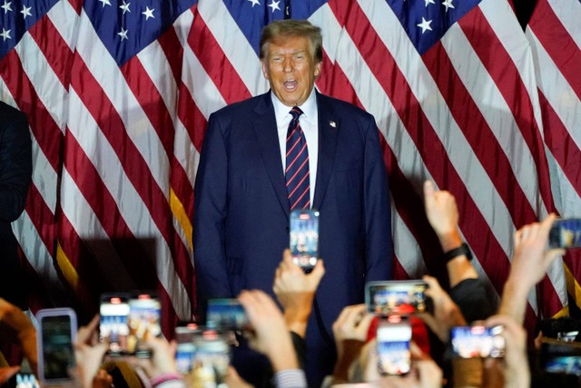 Calon presiden dari Partai Republik dan mantan Presiden AS Donald Trump memberi isyarat saat Pesta Malam Pemilu di Nashua, New Hampshire, pada 23 Januari 2024. Foto: Timothy A. Clary/AFP