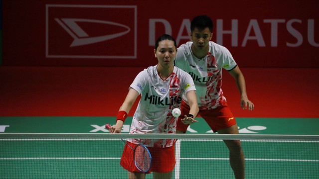 Pebulu tangkis Indonesia,Dejan Ferdinansyah dan Gloria Emanuelle Widjaja melawan Pebulu tangkis China, Zheng Si Wei dan Huang Ya Qiong pada turnamen bulu tangkis internasional Daihatsu Indonesia Masters 2024 di Istora Senayan. Foto: Aditia Noviansyah/kumparan