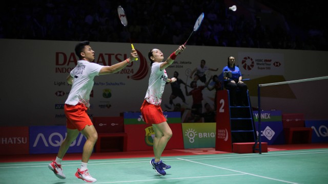 Pebulu tangkis Indonesia,Dejan Ferdinansyah dan Gloria Emanuelle Widjaja melawan Pebulu tangkis China, Zheng Si Wei dan Huang Ya Qiong pada turnamen bulu tangkis internasional Daihatsu Indonesia Masters 2024 di Istora Senayan. Foto: Aditia Noviansyah/kumparan