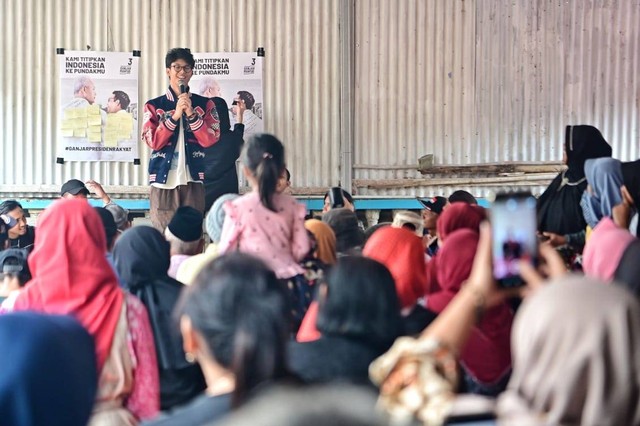 Muhammad Zinedine Alam Ganjar bertemu produsen meja biliar di Kecamatan Ambarawa, Kabupaten Semarang, Jawa Tengah, Selasa (23/1/2024). Foto: Dok. Istimewa