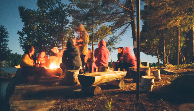 Curug Layung & Camping Ground. Foto hanya ilustrasi, bukan tempat sebenarnya. Sumber: Unsplash/Tegan Mierle