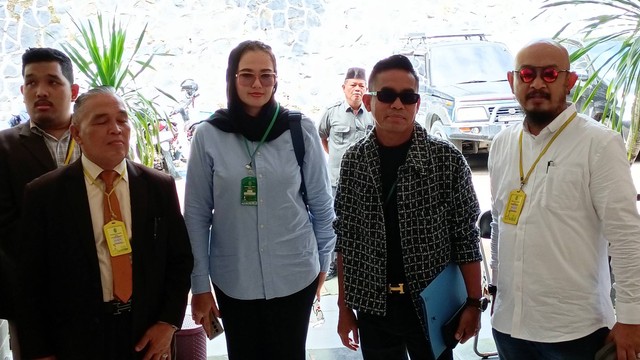 Catherine Wilson dan Idham Mase saat hadiri sidang cerai di Pengadilan Agama Depok, Jawa Barat, Rabu (24/1/2024). Foto: Aprilandika Pratama/kumparan