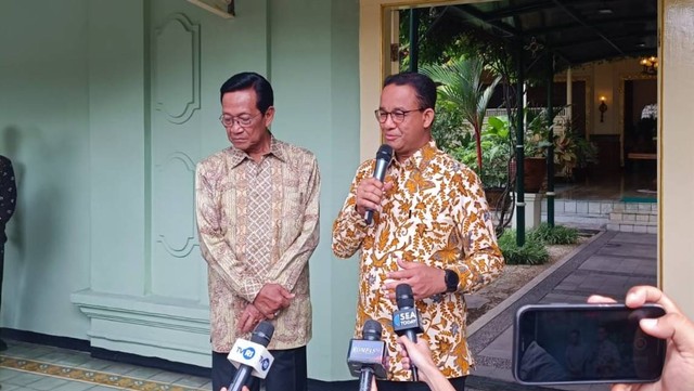 Capres 01 Anies Baswedan usai sowan dengan Gubernur DIY Sri Sultan Hamengku Buwono X di Gedhong Wilis, Kompleks Kepatihan Pemda DIY, Rabu (24/1/2024). Foto: Arfiansyah Panji Purnandaru/kumparan