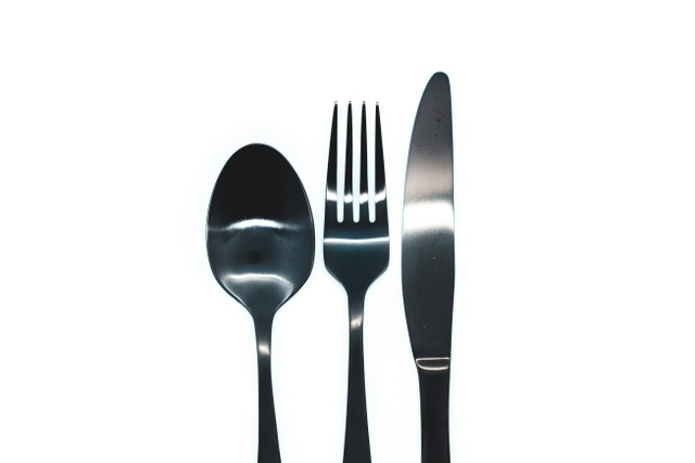 Ilustrasi tuliskan dua benda lain yang memiliki sifat yang sama seperti sendok stainless steel - Sumber: unsplash.com/@introspectivedsgn
