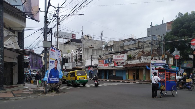 Suasana di Simpang Jalan Inggit Garnasih-Jalan Otto Iskandar Dinata, Kota Bandung, Rabu (24/1/2024). Foto: Rachmadi Rasyad/kumparan