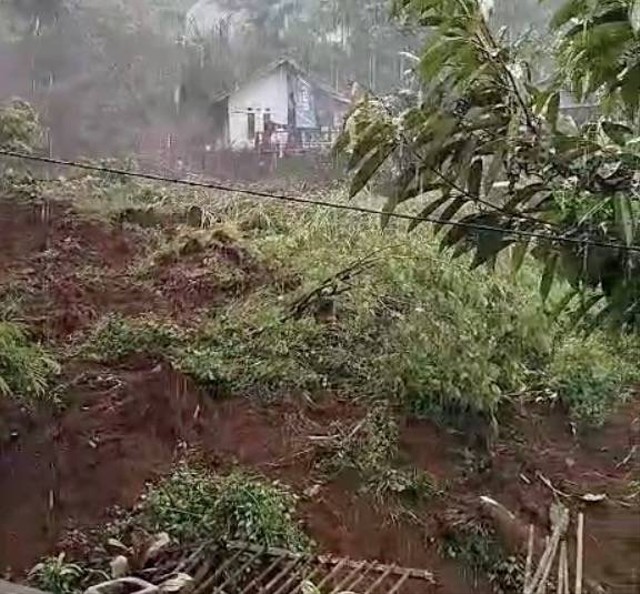 Tangkapan layar saat longsor di Kampung Cibatu Hilir terjadi. Dok: Ist.