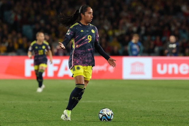Penyerang Kolombia Mayra Ramirez mengontrol bola selama pertandingan sepak bola perempat final Piala Dunia Wanita Australia dan Selandia Baru 2023 antara Kolombia dan Inggris di Stadion Australia di Sydney pada 12 Agustus 2023. Foto: STEVE CHRISTO / AFP