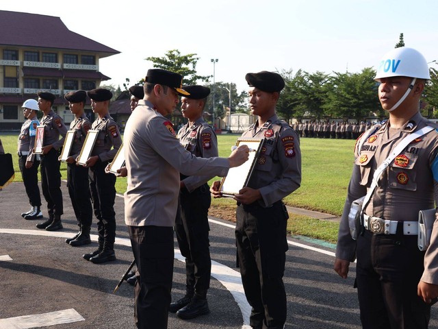 Kapolda Kalbar, Irjen Pipit Rismanto pecat 6 personel karena dianggap telah mencoreng nama baik Polri. Foto: Dok. Polda Kalbar