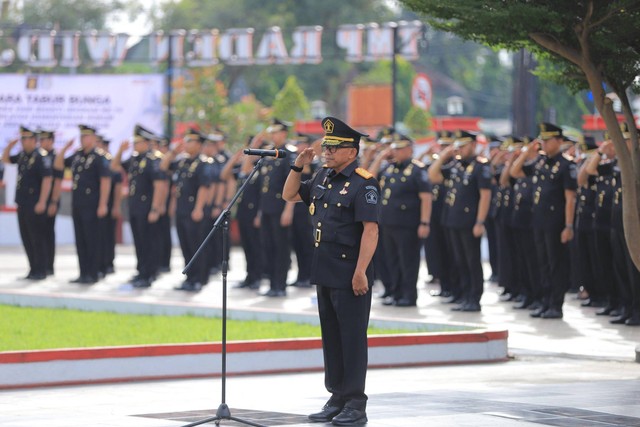 Peringati HBI ke-74 dan HUT ke-20 PIPAS, Kepala Rupbasan Mojokerto Ziarah Tabur Bunga