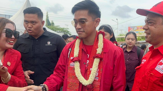 Kaesang tiba di Konser Solidaritas Kampanye Akbar di Lapangan Reformasi, Kota Medan, pada Rabu (24/1/2024). Foto: Tri Vosa/kumparan