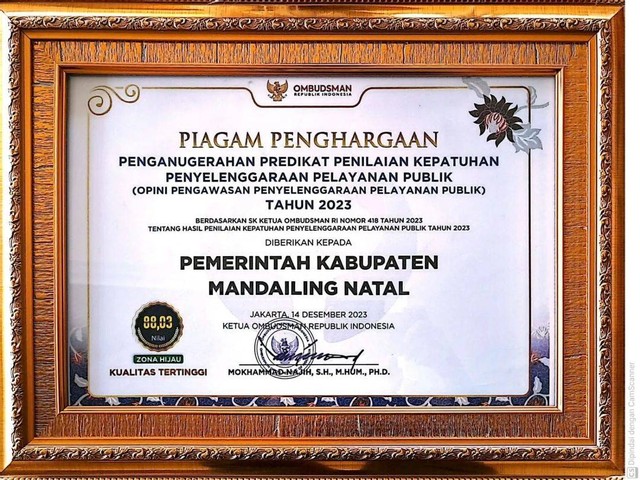 Piagam Penghargaan dari Ombudsman RI untuk Mandailing Natal atas predikat Opini A dalam pelayana publik 