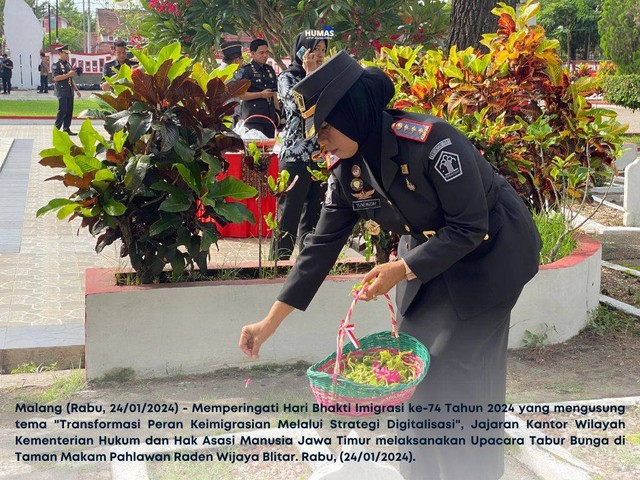 Kalapas Perempuan Malang menabur bunga di TMP Raden Wijaya Blitar (Dok. LPP)