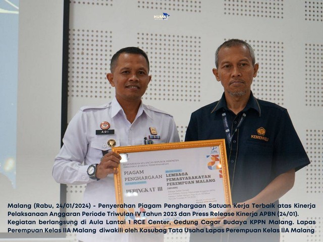 Kasubag TU Lapas Perempuan Malang menerima penghargaan dari Kepala KPPN Malang