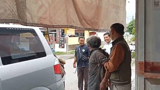 Dinsos Jember mengamankan ODGJ yang mesum di pinggir jalan. Foto: Dok. Mili.id