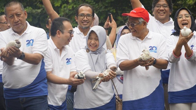 Para pengajar SBM ITB melepas burung merpati saat merayakan puncak HUT k-20 di Gedung SBM ITB, Bandung (24/1). 