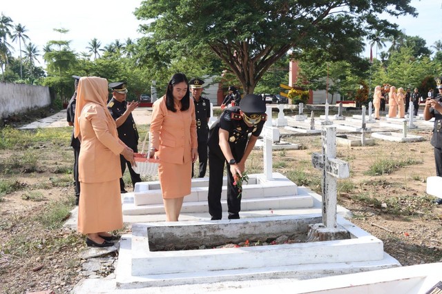 Kanim Polman Lakukan Ziarah Makam dan Tabur Bunga Jelang Hari Bhakti Imigrasi 74