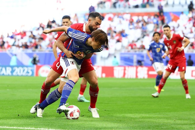 Pemain Timnas Indonesia Jordi Amat berebut bola dengan pemain Timnas Jepang Ayase Ueda pada pertandingan Grup D Piala Asia 2023 di Stadion Al Thumama, Doha, Qatar, Rabu (24/1/2024). Foto: Molly Darlington/REUTERS