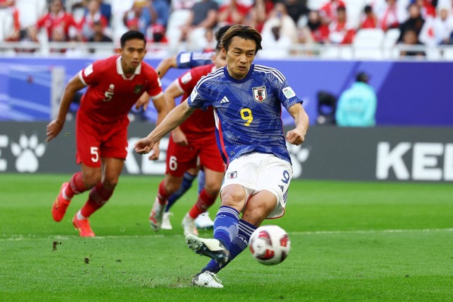 Pemain Timnas Jepang Ayase Ueda mencetak gol ke gawang Timnas Indonesia pada pertandingan Grup D Piala Asia 2023 di Stadion Al Thumama, Doha, Qatar, Rabu (24/1/2024). Foto: Molly Darlington/REUTERS