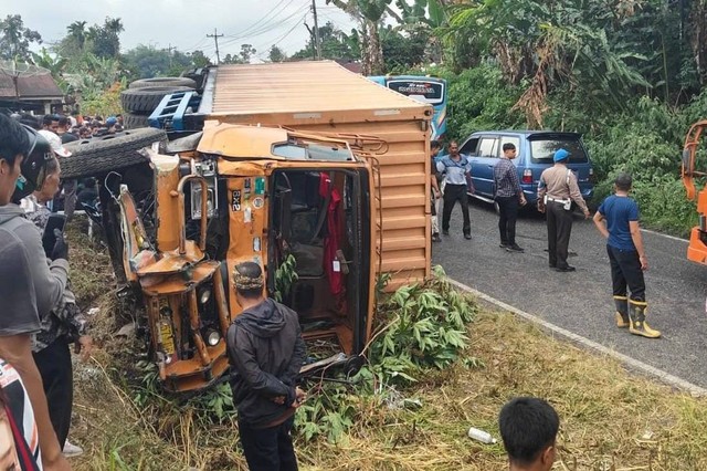 Polisi mengevakuasi korban kecelakaan akibat truk tronton mengalami rem blong di Kabupaten Simalungun, Sumut, Rabu (24/1/2024). Foto: Dok. Istimewa