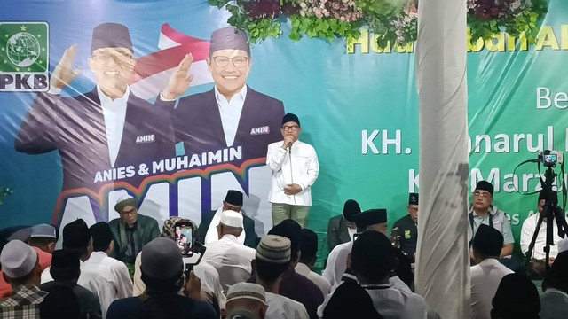 Cawapres nomor urut 1 Muhaimin Iskandar menghadiri acara Haul Mbah Kyai Abu Amar Khotib di Ponpes Ar-Roudloh Berbaur, Pasrepan, Pasuruan, Jawa Timur, Rabu (24/1/2024). Foto: Fadlan Nuril Fahmi/kumparan