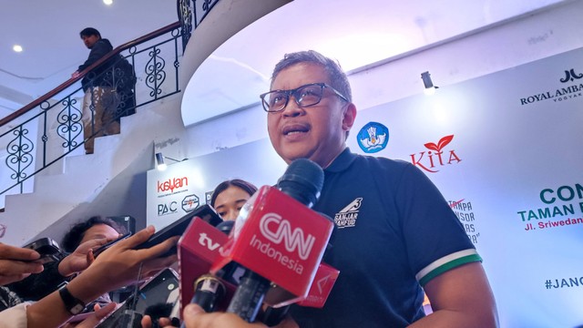 Sekjen PDIP Hasto Kristiyanto usai menonton teater lakon Musuh Bebuyutan di Taman Budaya Yogyakarta (TBY), Kota Yogyakarta, Rabu (24/1). Foto: Arfiansyah Panji Purnandaru/kumparan