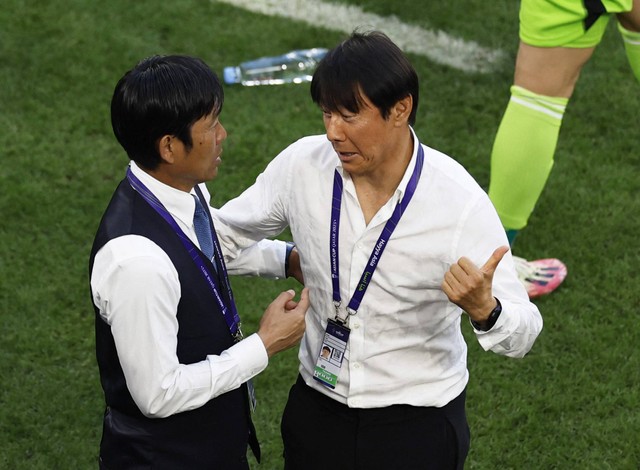 Hajime Moriyasu dan Shin Tae-yong usai Timnas Indonesia vs Jepang dalam laga Grup D Piala Asia 2023 di Stadion Al Thumama, Doha, Qatar, Rabu (24/1/2024). Foto: REUTERS/Thaier Al-Sudani