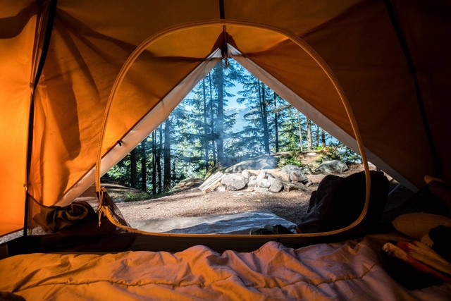 tempat camping di Bali. Foto hanya ilustrasi, bukan tempat sebenarnya. Sumber: Unsplash/scott goodwill