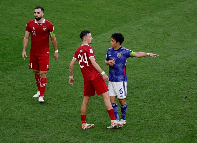 Jordi Amat berjalan didekat Ivar Jenner yang bersitegang dengan Wataru Endo saat Timnas Indonesia vs Jepang dalam laga Grup D Piala Asia 2023 di Stadion Al Thumama, Doha, Qatar, Rabu (24/1/2024). Foto: REUTERS/Thaier Al-Sudani