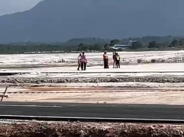 Pesawat kalibrasi sukse mendarat di Badara Singkawang pada Rabu, 24 Januari 2024. Foto: Dok. Hi!Pontianak