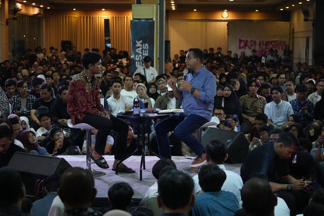 Capres 01 Anies Baswedan berdialog dengan seorang peserta yang hadir pada acara Desak Anies di D'Garden Hall, Purwokerto, Jawa Tengah, Rabu (24/1/2024). Foto: Dok. Istimewa