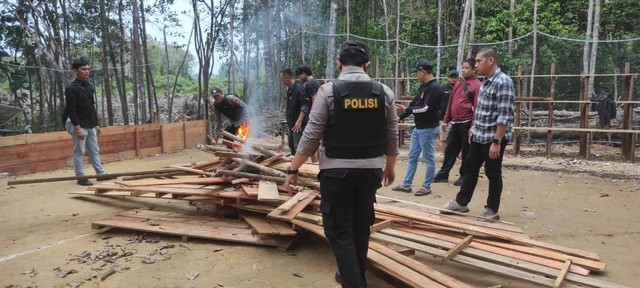 Polres Sintang grebek lokasi sabung ayam di Rawa Mabok dan Desa Bonet Engkabang. Foto: Dok. Polres Sintang