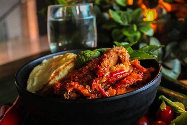 Rekomendasi ayam geprek enak di Yogyakarta. Foto hanyalah ilustrasi, bukan tempat yang sebenarnya. Sumber: Pixabay/oriahotel