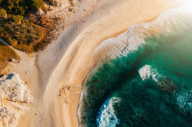 Ilustrasi Pantai Pasir Putih di Jawa Tengah, Unsplash/Alejandro Cabrera M.